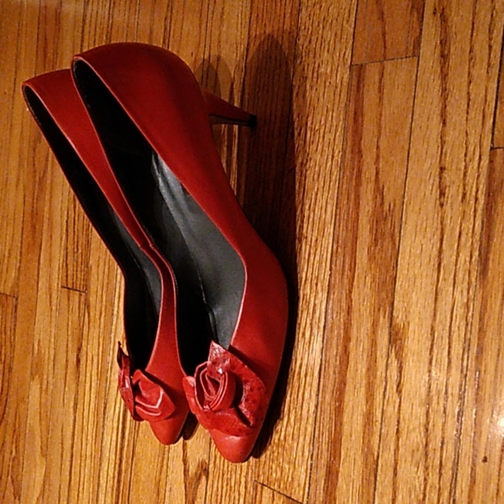 Red pumps - Picture 3 of 11